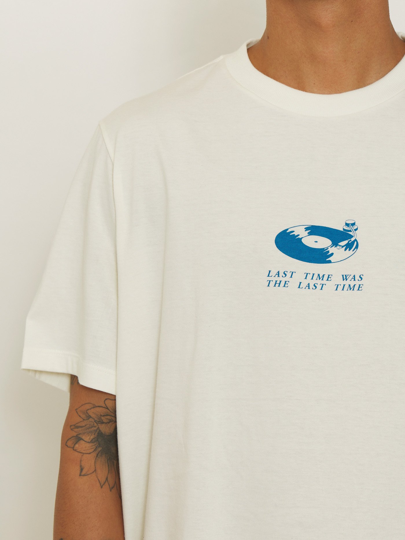 Camiseta Off-White Estampada Disco – Vibrações Retrô na retroy