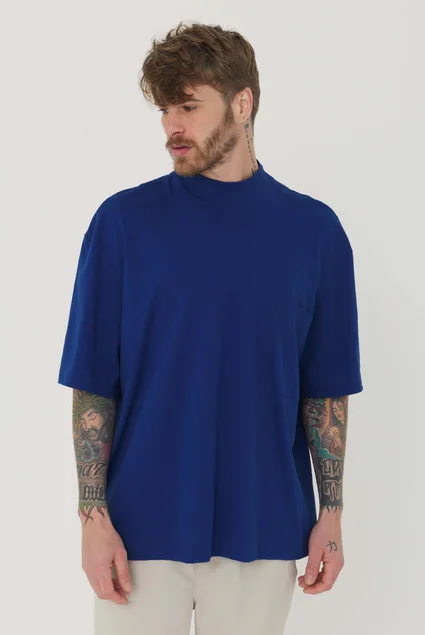 camiseta over malha azul royal retroy com gola alta bolsao 5