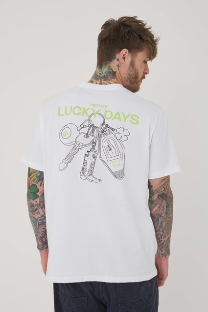 camiseta branca malhao estampada retroy chaveiro lucky days 2