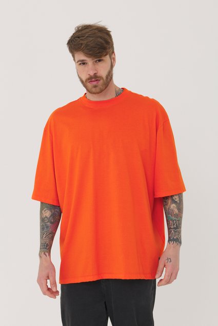 camiseta over retroy laranja em malha com etiqueta na barra 2