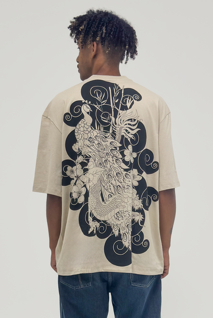 camiseta over malhao estampada com etiqueta e pavao costas retroy caqui 3