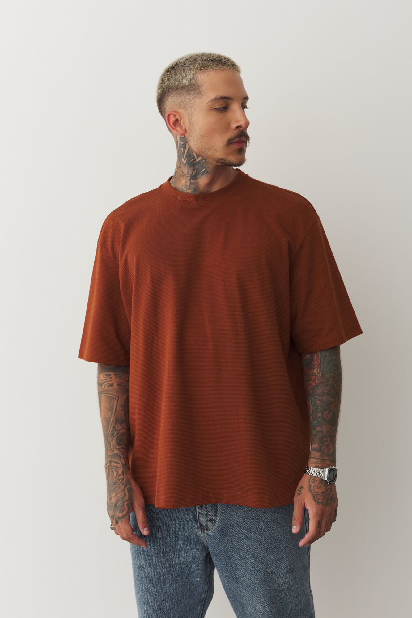 Camiseta Over Textura Bordado Retroy Telha – Estilo e Conforto