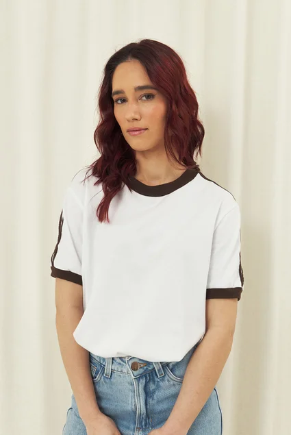 camiseta branca malhao com listras nos ombros marrom 7