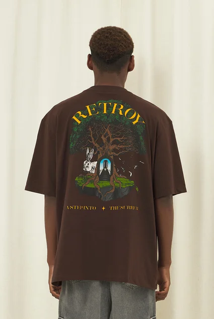 camiseta over com bordado e estampa arvore surreal retroy marrom 9