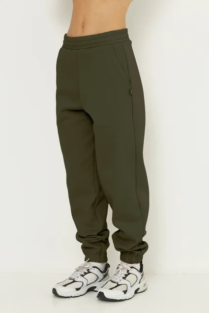 calca unissex em moletom peluciado com bolsos retroy verde militar 1